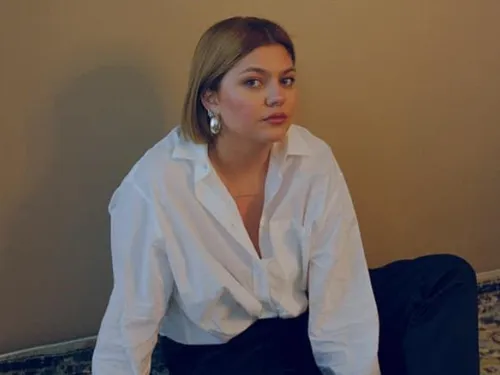 Louane a tenu sa promesse, elle vient chanter au mariage d'une fan