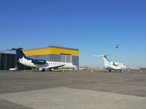 2 hommes se battent à l'&roport de Beauvais et finissent en garde à...