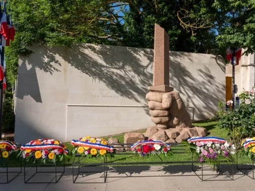 Une oeuvre d'art vandalisée à Anet