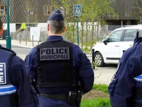 Un homme de 20 ans se trouve, aux dernières nouvelles, toujours...