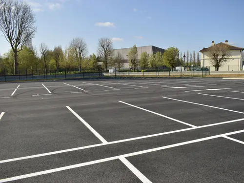 Deux blessés après des coups de feu au parking du centre commercial...