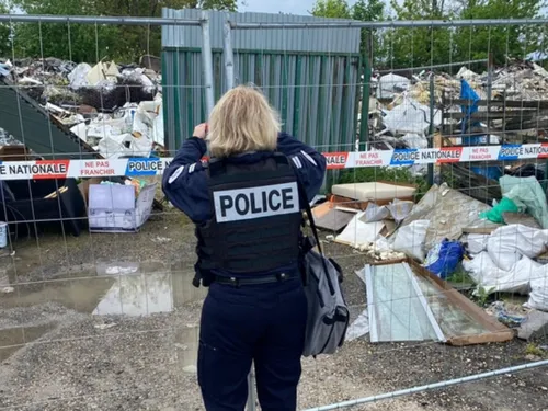 Désemparée par l'ampleur d'une décharge sauvage,...