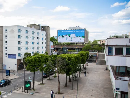 La bâche géante déployée sur la façade de la Poste à...