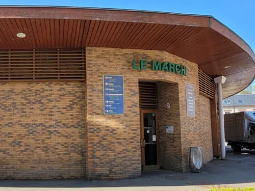 Il y a une place à prendre au marché de Dreux 