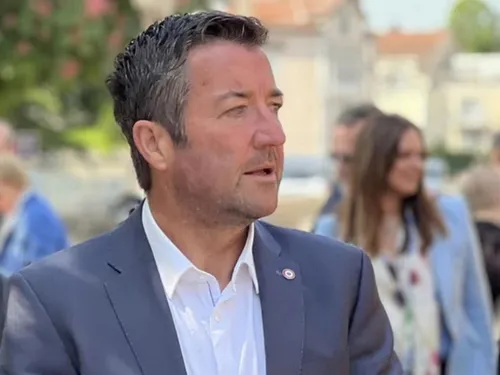 Des stickers « Poissy avant tout » apposés sur le QG de campagne de...