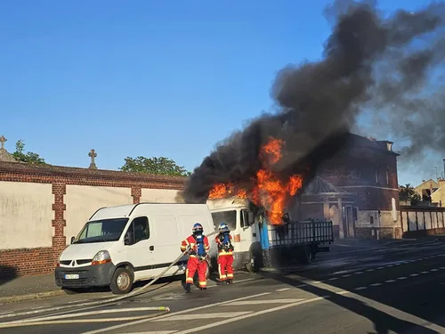 Trois véhicules ont été détruits par les flammes, dans l’Oise