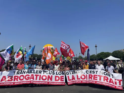 Des centaines de milliers de personnes réunies contre la réforme...