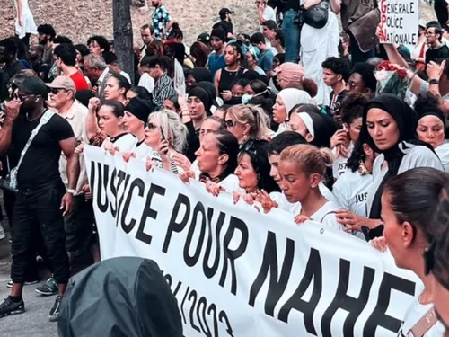 Plusieurs milliers de personnes cet après-midi à Nanterre pour une...