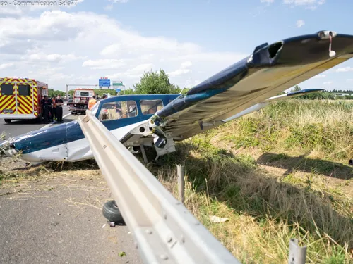 Un petit avion rate son atterrissage avant de finir sur la...