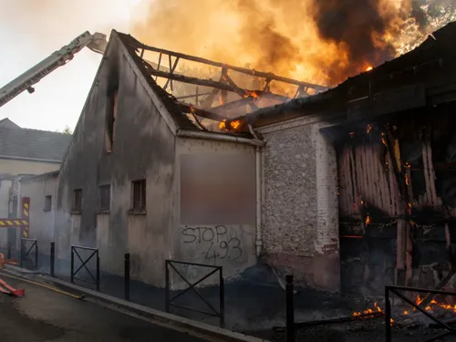 Une enquête ouverte après l'incendie d'un entrepôt...