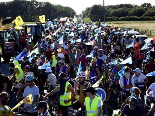 Le convoi de l'eau, parti des Deux-Sèvres, s'est rendu mardi à Tours