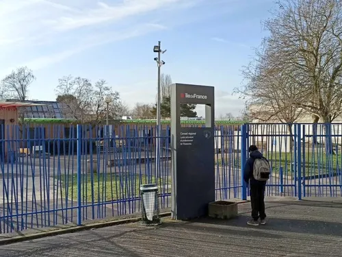 Les Ulis : des professeurs solidaires de leur collègue frappé par...