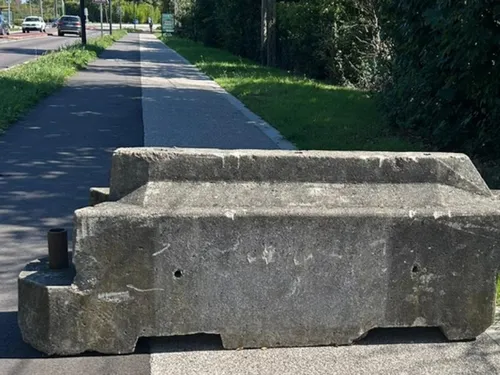 À Rosny-sur-Seine, des blocs de béton sur les pistes cyclables......
