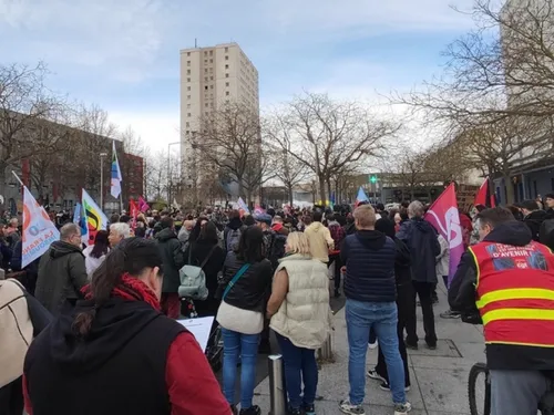Des centaines de manifestants contre le racisme et l'antisémitisme...