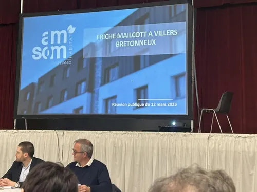 La démolition de l'ancienne friche Mailcott à Villers-Bretonneux a...