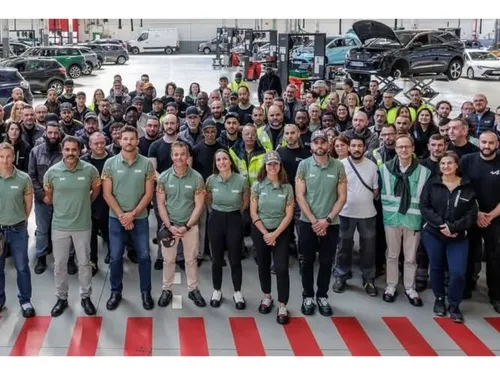 Du beau monde à l'usine Renault-Flins