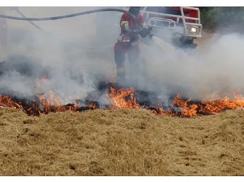 De la chaume s'enflamme près d'une départementale à Beynes