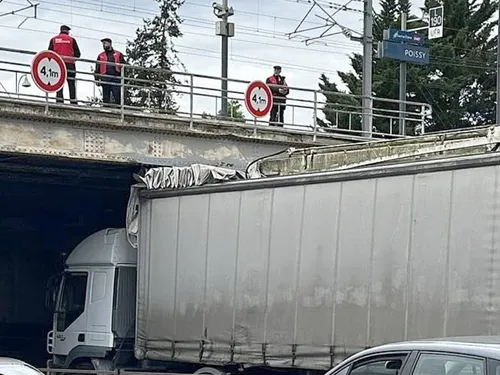 Un camion se coince sous un pont SNCF en gare de Poissy