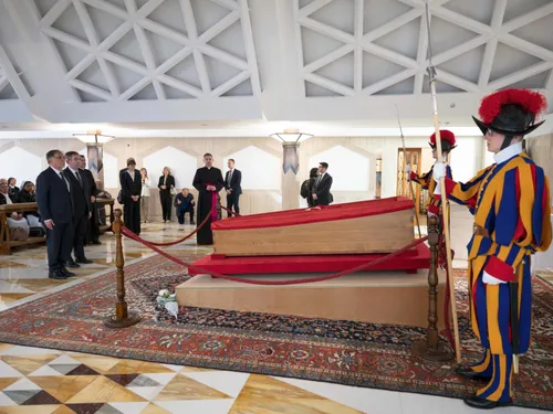 Le cercueil du pape François exposé au public à la basilique...