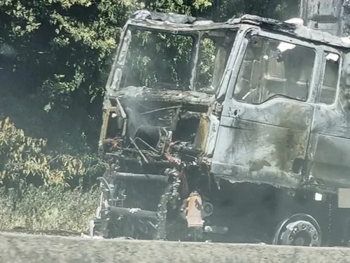 Un poids-lourd s'enflamme sur l'A104, la circulation paralysée