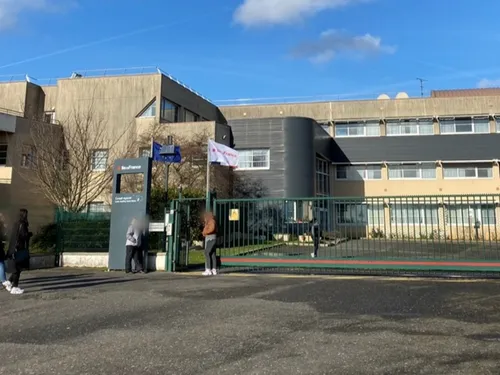 Étampes : trois élèves du lycée Geoffroy Saint-Hilaire devant le...