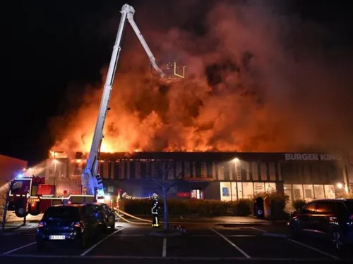 Violent incendie cette nuit au Burger King de Vaux-le-Pénil