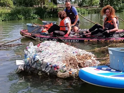 Mantois : un énorme bloc de bouteilles en plastique repêché dans la...