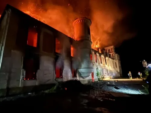 Un château essonnien ravagé par les flammes