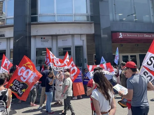 Une quarantaine de personne réunies à Amiens jeudi devant le rectorat