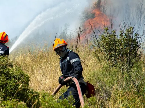 Les incendies continuent de frapper le sud de la France