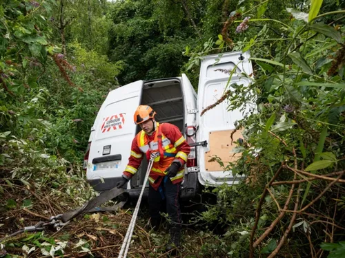 Montataire : un camion se retrouve dangereusement en équilibre 
