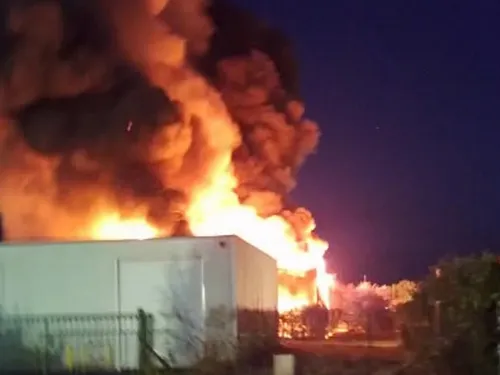 Un hangar ravagé par un incendie la nuit dernière à Milly-la-Forêt