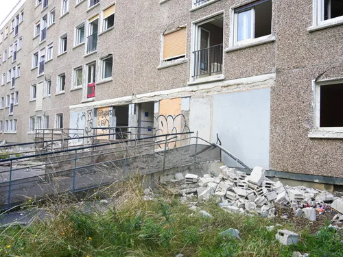 Les travaux de démolition de la résidence du parc à Moissy-Cramayel...