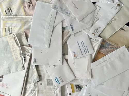 Le maire de Brunoy, Bruno Gallier, a dû jouer les facteurs mercredi...