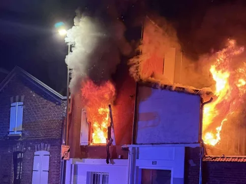 Un établissement bancaire en proie aux flammes en plein...