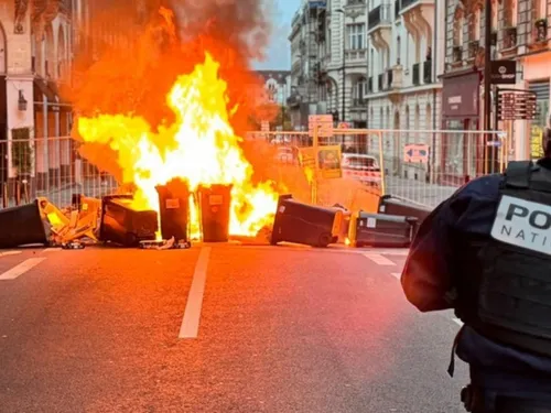 Autour de 200.000 personnes ont manifesté hier en France, à...