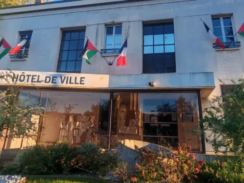 Le drapeau palestinien flotte à nouveau au-dessus de l’hôtel de...
