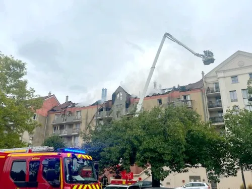 Un violent incendie tout près de la mairie de Massy