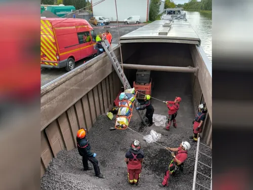 Impressionnante opération de sauvetage autour d'une péniche à...