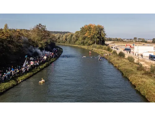 Plus d’un millier de manifestants contre le Canal Seine Nord Europe...