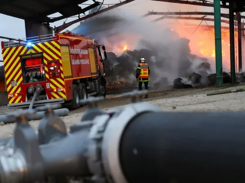 Un violent incendie a ravagé un hangar agricole de 3.000 m² à...