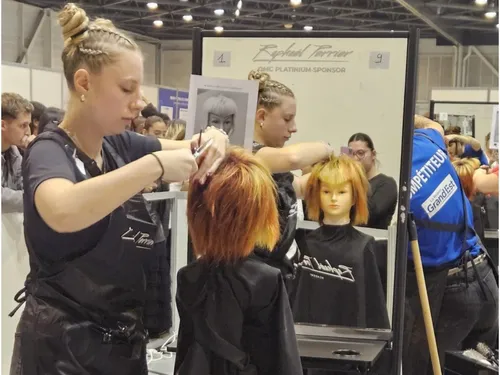 La Chambre des métiers et de l'artisanat d'Île-de-France derrière...