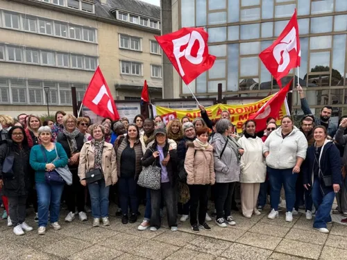 Des employés de l'association d'aide à domicile SADS devant la...