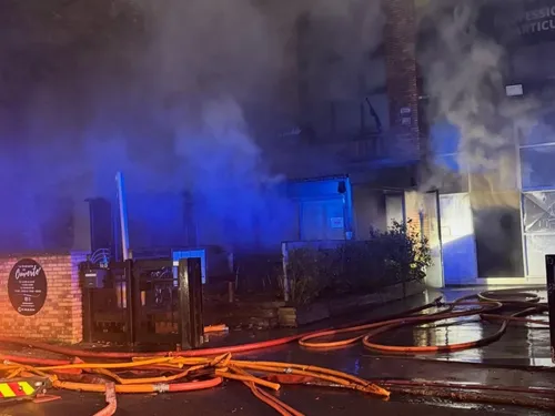 Impressionnant incendie dans la petite ville de Saint-Mard, en...