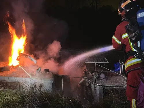 Les pompiers mobilisés toute la nuit sur un feu de péniche à...