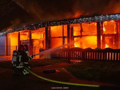 Une crèche détruite par un incendie à Crosne