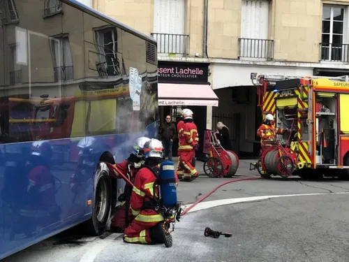 Circulation complètement bloquée jeudi devant la mairie de Compiègne