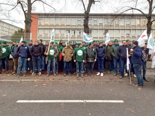Une cinquantaine d’agriculteurs euréliens et une députée devant le...
