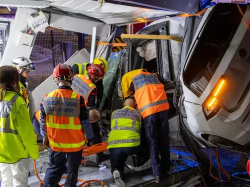 Accident à Villiers-en-Bière : une voiture percute un préfabriqué...