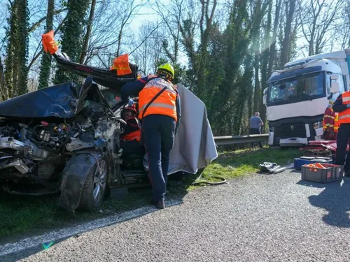Quatre véhicules impliqués dans un gros accident sur la...
